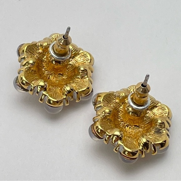 Monet Moon-glow Floral Brooch & Pierced Earrings Set - Picture 5 of 9